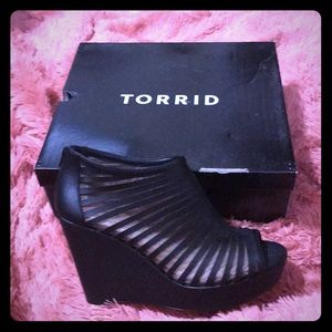 Black open toe wedge heels